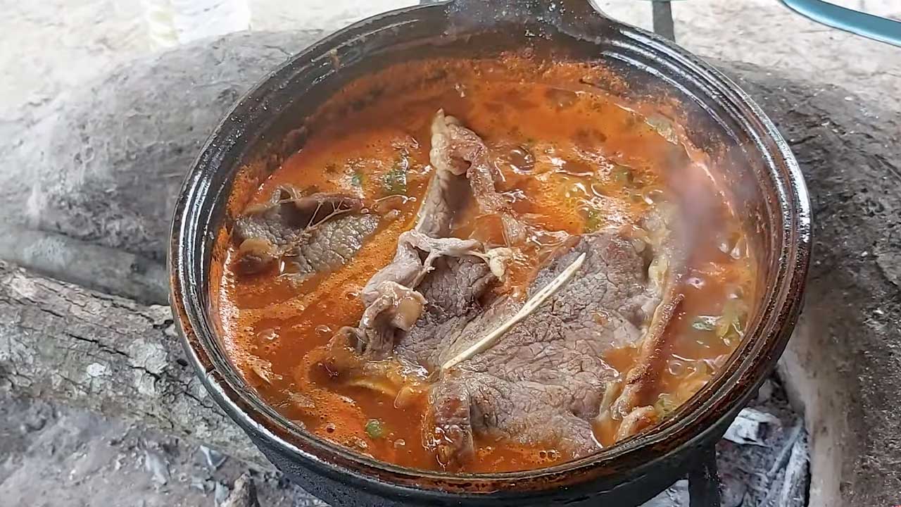 Chuletas en salsa roja con verdolaga – La Huasteca