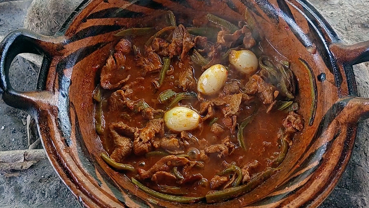 Bistec con nopales en salsa de chile seco - La Huasteca